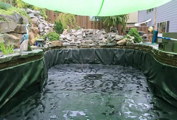 Khi thi công bạt hồ cá cần xử lý nền phẳng sạch